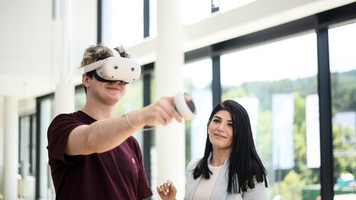 Mann testet VR-Brille